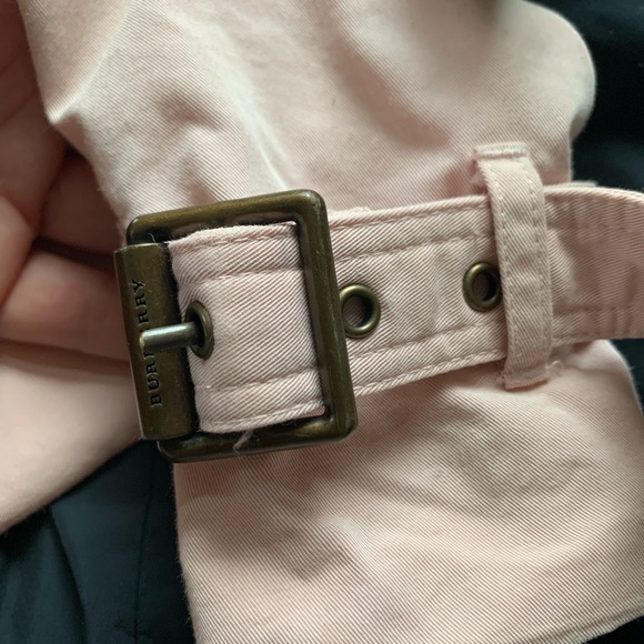 Burberry jacket for a 8year old beautiful light pink color.